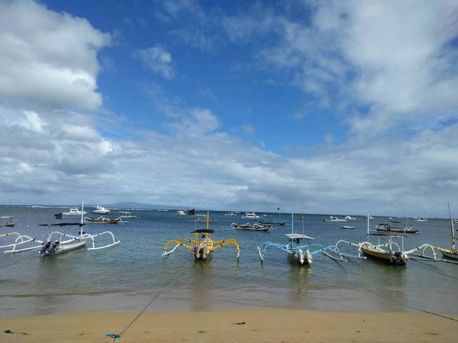 ランチをする場所を探して、ビーチをはしごすることに。バイクで40～50分走ってサヌールに移動してきた。チャングーとは打って変わって とっても海が穏やか。