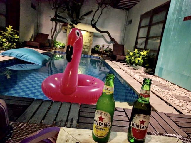 シャワーして、荷物を片付けて、屋台でサテカンビン買ってきて最後にまたビンタンビール。<br />バリを堪能していざ空港へ。