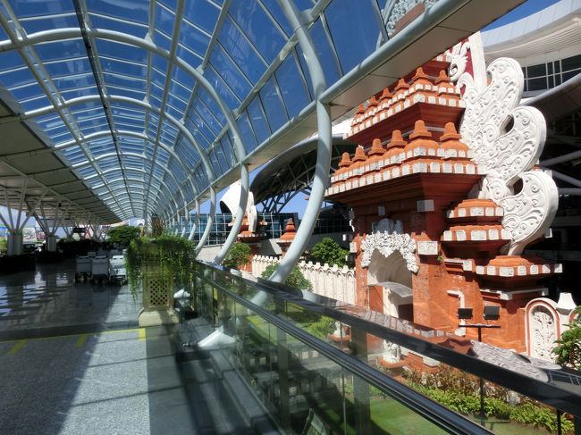 クイーンローズの車でングラ・ライ国際空港まで送ってもらいました。伝統的なバリ建築も見ることができます。ターミナルへの入口は二つあり、ガルーダインドネシア航空を利用の場合は、先に見える最初の入口が便利です。<br />