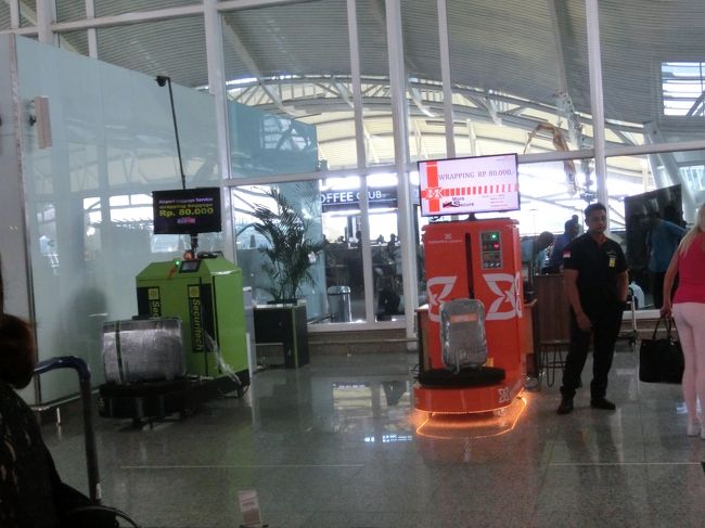 キャリーケースをラッピングする機械です。