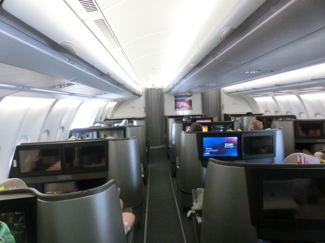 離陸してしばらくするとハプニング発生です。フットレスト出してゆったりするかなぁ～と思い、リクライニングボタンを押すとフットレストも動かず、シートも倒れません。キャビンアテンダントが3名位やって来て、マニュアルを見てシートの下を探りながら悪戦苦闘しましたが、結局修復しませんでした。<br />離陸前に連れが『シートが倒れないよ』と言ったのですが、『離陸して上空に行くまで待って』と軽く流したのを後悔しました。駐機中なら何とかなったかも知れません。