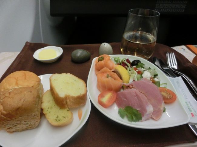 パンをいただきました。普段はガーリックトーストのみですが、左側のパン？名前はわからないが、柔らかくて美味しかったです。