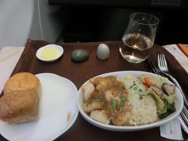 シーフードを選びました。<br />シーフードをガーリック醤油でかき混ぜて卵チャーハンと野菜が添えられています。