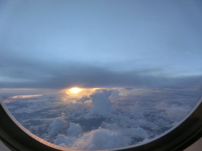 外は少し暗くなり、太陽が沈みかけています。この後シートベルトサインが点き、タービュランスがやってきました。