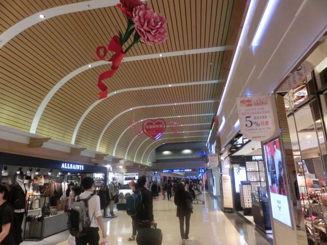 ゲートに向かう途中にマザーズデイの飾り付けがあります。