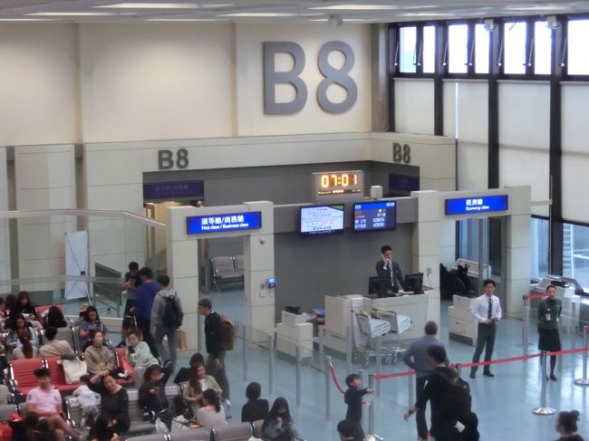 ビジネスクラスは左側、エコノミークラスは右側からの搭乗です。