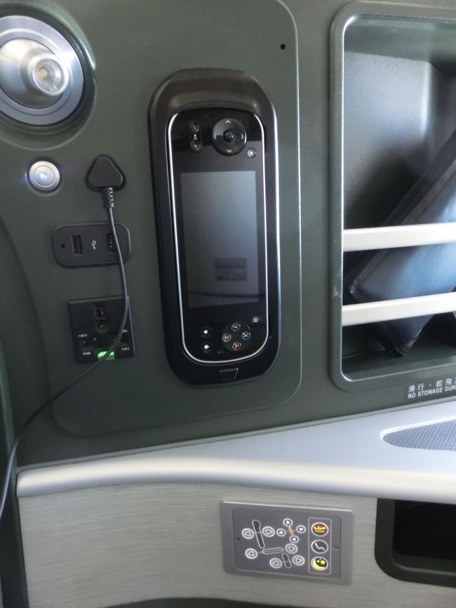 USBや電源コンセントはこちらにあります。その下にはシートコントローラーです。