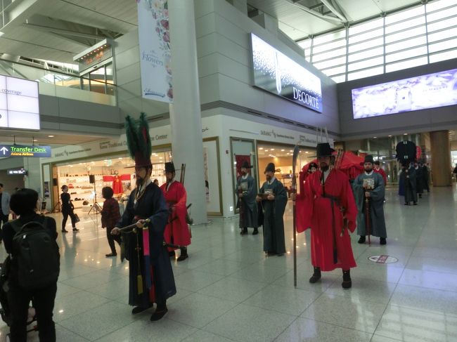 朝鮮王朝の宮廷衣装を身にまとった大名行列に出会いました。この行列にはかなりの確率で出会います。