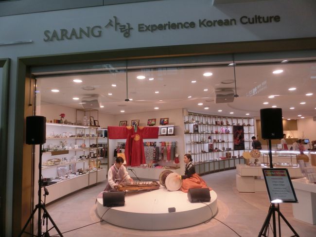 カヤグムと太鼓による韓国伝統音楽のミニ演奏会です。