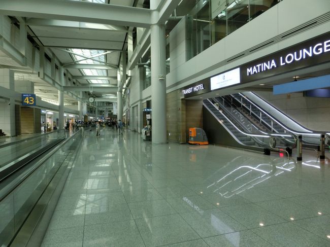 今回は乗り継ぎ時間がかなりあった為、トランジットホテルを利用しました。43番ゲート付近からエスカレーターで上階へ行きますと右手にチェックインカウンターがあります。