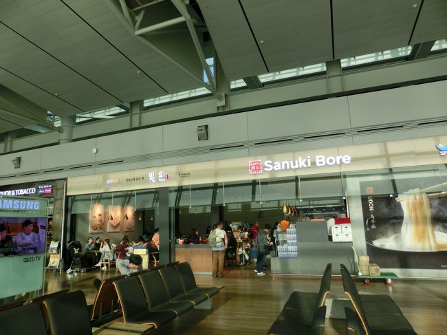 昼食は、44番ゲート付近のSanuki Boreに入りました。