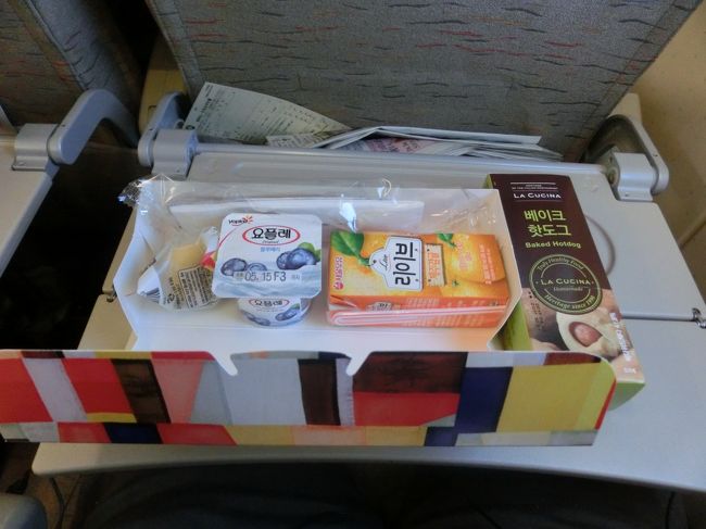 機内食です。一番右のメインは、パンにソーセージを挟んだホットドックみたいな食べ物でした。名前はわかりません。今はカルツォーネみたいです。