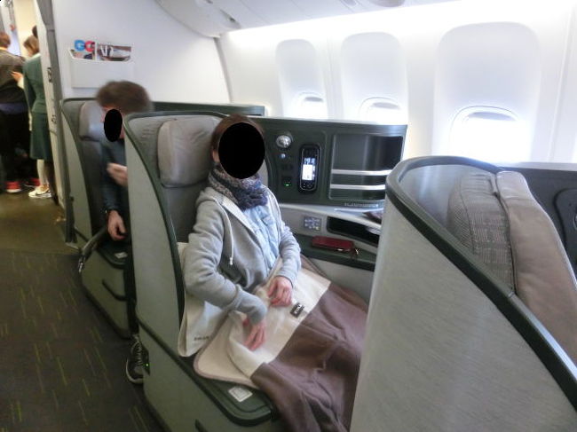 窓に向かって1席づつ並ぶへリンボーンタイプです。キャセイのB777-300ER、A350-900やデルタのA330-200、300、JALのB777-200ER、B787-9の一部もこのタイプです。