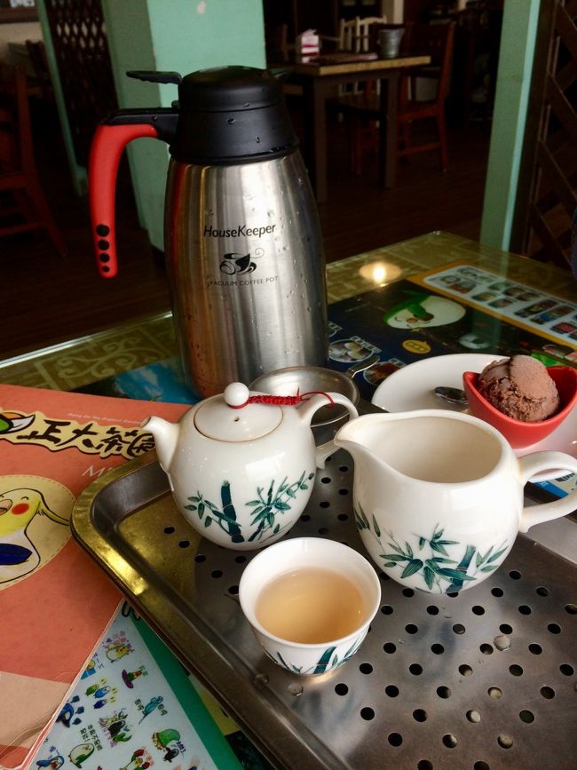 お店を開けたばかりのお茶屋さんで、一息つきます。温かい鉄観音茶をおかわりするにつれ、体が暖まり、顔色がよくなった私は人間に戻れたようですσ(^_^;)。夫はチョコアイスも頼んで、合計で380ドルでした。