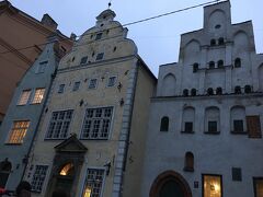 近代美術館の中を通り抜けると

三人兄弟の住宅

右の兄は15世紀建築のリガ最古の石造り住宅
中央は17世紀建築 
左の弟は17世紀末造りでバロック様式だそう。

現在建築博物館になっている。