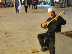 民族楽器を奏でる年配のストリート・ミュージシャン。
かぶっておられる帽子に演目がトルコチック～。