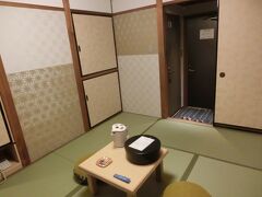 歩いて宿に向かい、チェックインして通された部屋に入ってみると…。
6畳一間、窓はあっても開けても目の前には隣のビル…。
あまりの部屋にがっかりでした。