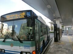 松江駅8:31発のバスで八重垣神社に向かいました。
最初に乗ったバスの行き先が違うことがわかって大慌て、すぐに運転手さんが降ろしてくださったので、本当に助かりました。
