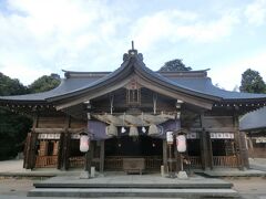 神社はバス停の目の前でした。
9時前に着いたので、参拝の方は少なかったです。