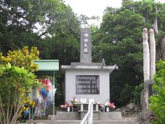 ひめゆりの塔に隣接する、梯梧之塔です。

昭和高等女学校の亡くなられた職員・女学生を弔っている慰霊碑です。
