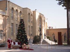次はヴァーンク教会。
イスラム教の国ですが、アルメニア人も結構な人数住んでいてキリスト教教会もたくさんあるらしい。
クリスマスなのでツリーとサンタクロースのディスプレイも。

ヴァーンク教会　入場料　20万リアル
