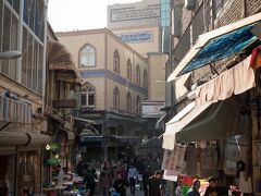 バザール到着。
写真はなんだか閑散として見えるけど、かなりの人出です。