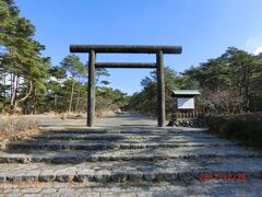 古宮址(高千穂河原)がありました。
この写真、バックの空の青さ、鳥居と木、
自分でもビックリするくらい綺麗に撮れました。
霧島神宮がここにあったのでしょう。