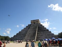 政府専用機がチチェン・イッツァの上空を遊覧飛行していました。