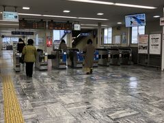 まだ空いている石山駅。