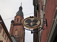ハイデルベルクに来たら是非立ち寄りたかったのが、1863年創業のハイデルベルク最古の「Café Knösel（カフェ クネーゼル）」。この「学生のキス」の看板がマークです。