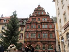 ここからはハウプト通りに沿って歩くことにします。

ハイデルベルクに現存する最も古い建物はホテル「Zum Ritter（ツム・リッター）」。