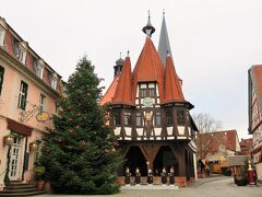 Rathaus（歴史的市庁舎）

ドイツ郵便の切手のデザインになったことで世界的に知られるようになった木組みの市庁舎は、1484年に後期ゴシック様式で建設されたものだそうです。