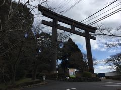 霧島神宮の下にある大鳥居です。
大鳥居の手前の左に
霧島市観光案内所がありました。
そこで案内書をもらい、車はここに停めたまま
霧島神宮にお参りしました。
途中の階段がすごく長く家内はもう行かないというのを説得して行きました。
30分近くかかりました。