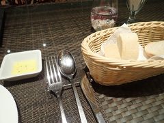 この日の夕食はマリーナカフェ・ヴィータさんへ行きました。
まずは突き出しのパン。