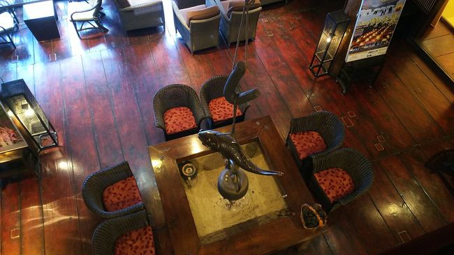 二階からの写真ですが、入り口のすぐ奥にある、囲炉裏のロビー。