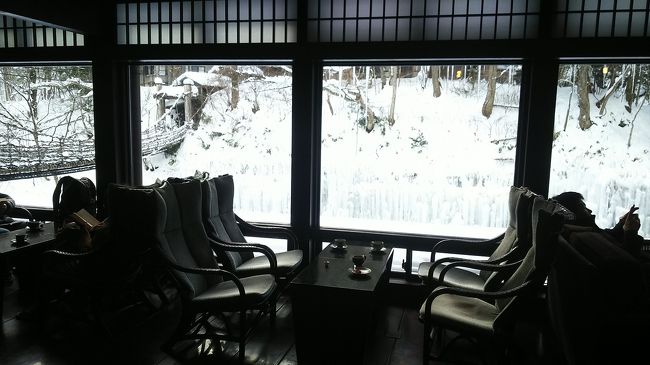 囲炉裏の奥にある、スペース。つり橋と川を見ながら、くつろぐ。６時まで、コーヒーや紅茶、甘酒飲み放題。まったり。