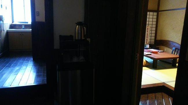 ドアを開けると、右が寝るとこ。左がトイレと、洗面所。この廊下みたいなスペースも、良い雰囲気でした。