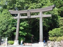 高千穂神社にやってきました。
交差点に面していて、周辺の道路はきれいに整備されています。