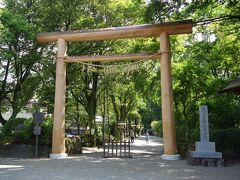 高千穂から、さらに山深い所にある天岩戸神社にやってきました。
天岩戸神社は、岩戸川を挟んで西本宮と東本宮に分かれています。
まずは西本宮から参拝します。天岩戸神社は、ご神体として天岩戸が祀られています。