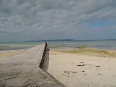 そのまま歩き続けて西桟橋へ。

遠浅の青い海が広がってます。