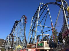 いや～、やっぱり怖かった!　足がブラブラの状態だとやっぱり踏ん張れないからね。　しかも踏ん張れないだけじゃなくて、この絶叫マシンは、回転のし過ぎで自分が前に進んでいるのか後ろに進んでいるのかホントに分からなくなるのが凄い!　取りあえず今までに乗った全ての絶叫マシンの中でこれを超えるものに未だ出会えていません。　USJのフライングダイナソーとか、こういう感じかな?って思ってはいるんですが、まだ乗った事ナイんですよねー。　