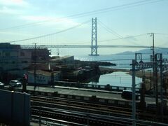 姫路からは新快速電車
130km/hでぶっ飛ばしています
車窓右側には明石海峡大橋が見えます
