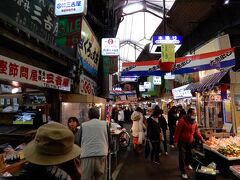 スーパーと接骨院の間を目印に、右折して鶴橋本通商店街に入ります