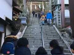 とりあえず石段の一番上の伊香保神社に向かいます。