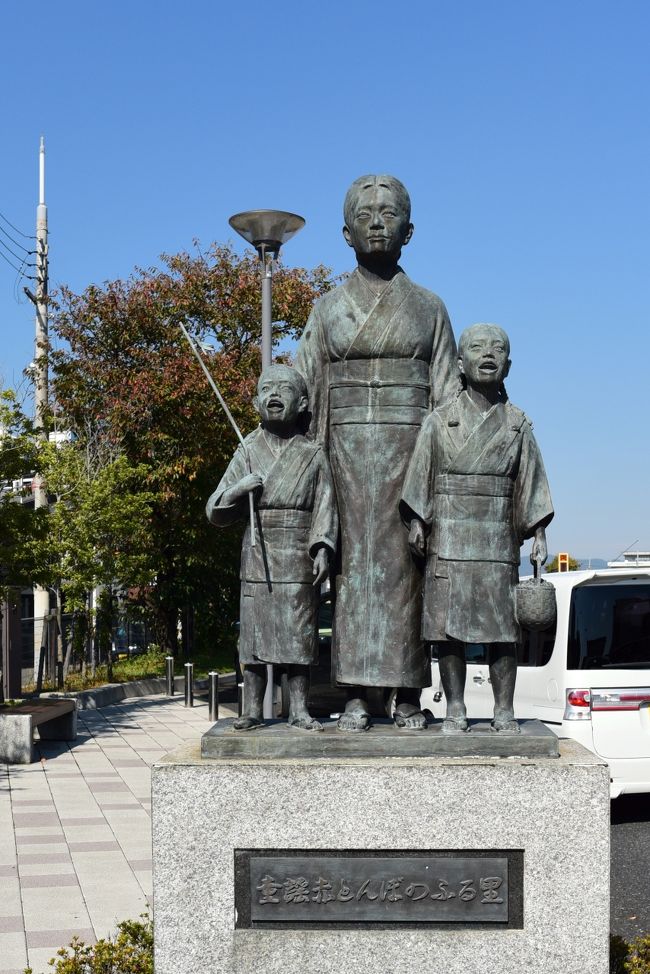 龍野は童謡「赤とんぼ」の作詞者、三木露風が生まれた所で、町中には赤とんぼにまつわる物が散りばめられています。