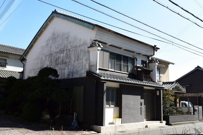 車を停めさせてもらった所との位置関係で、北側から町歩きを始めます。<br /><br />こちらの町家には本卯建が上げられています。