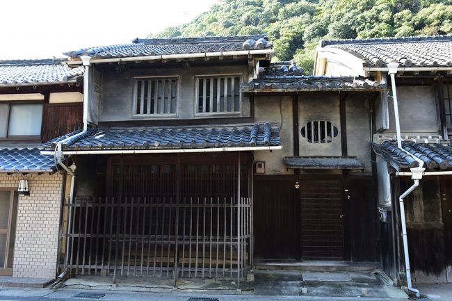 名栗加工の外格子を巡らせた町家です。