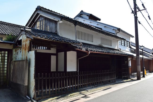 白漆喰を塗籠めた格子のある虫籠窓がまぶしい町家です。