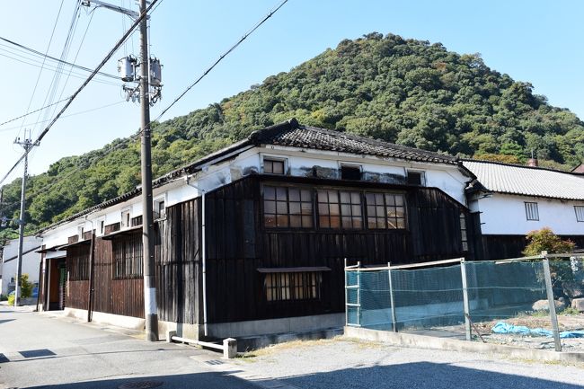 工場の背後にそびえるのは鶏籠山です。