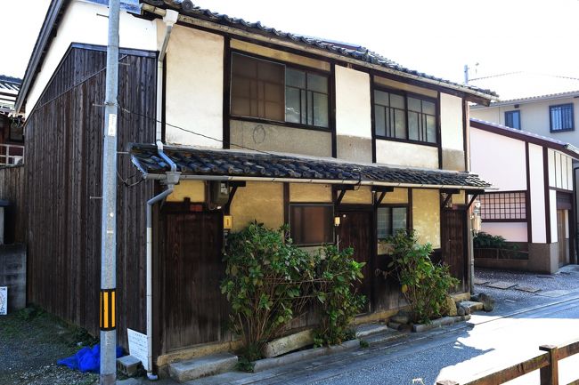 ３ヶ所も板戸が取り付けられた町家です。